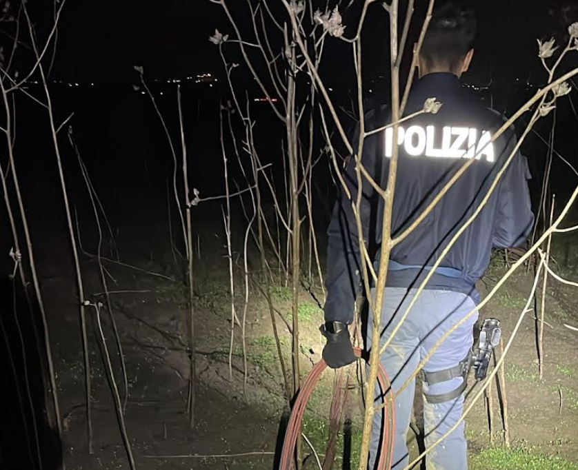 Ruba cavi di rame insieme al figlio minorenne. Bloccati dalla Polizia