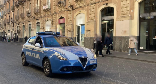 Rubano profumi per oltre 1300 euro e aggrediscono addetti alla sicurezza. Arrestati due rapinatori