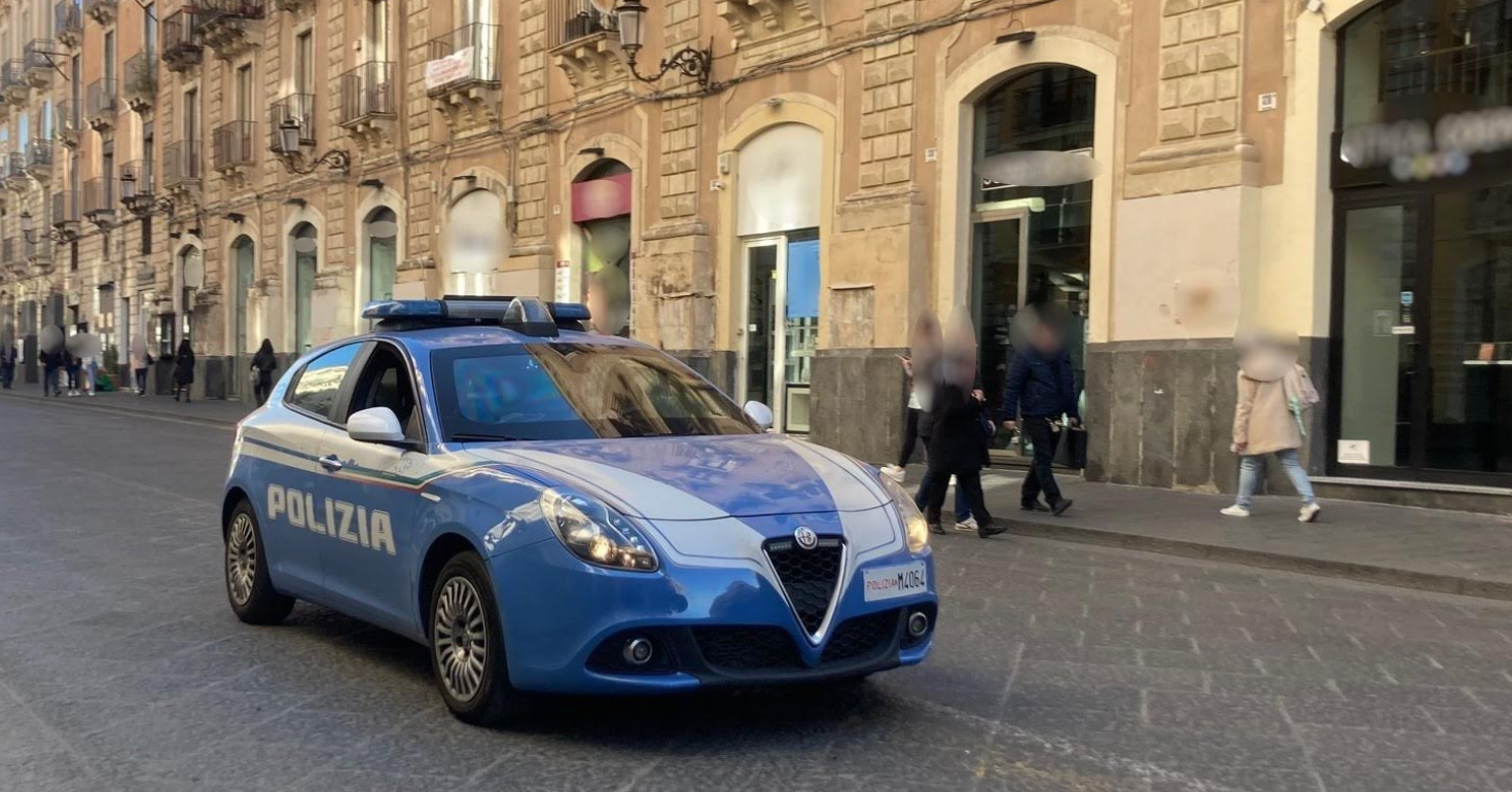 Rubano profumi per oltre 1300 euro e aggrediscono addetti alla sicurezza. Arrestati due rapinatori