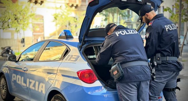 Sorpreso con due grossi coltelli davanti casa: a Catania denunciato 28enne