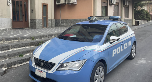 Si vendica del presunto amante dell’ex moglie spaccando tutti i finestrini dell’auto. Denunciato stalker